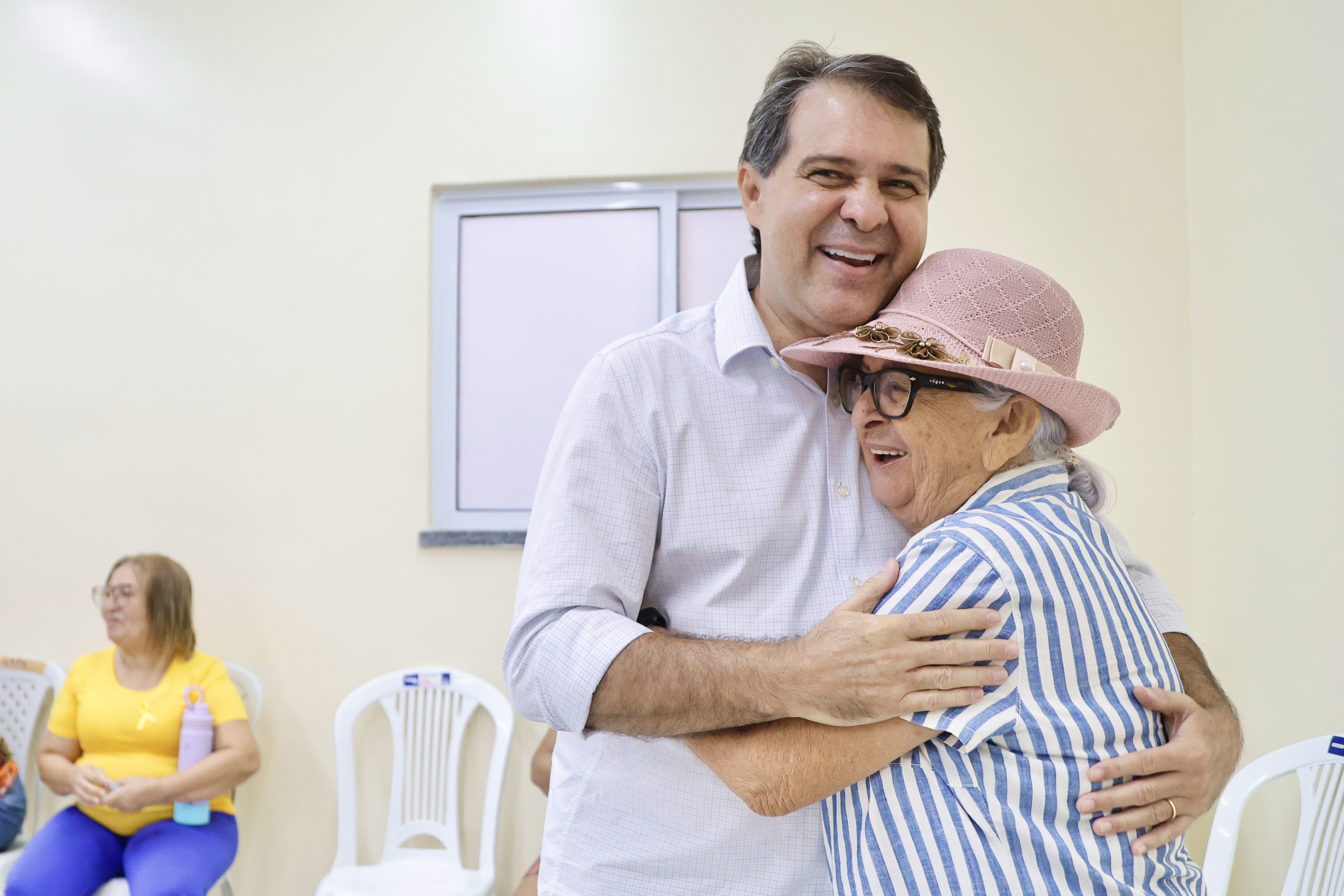 prefeito abraça uma senhora